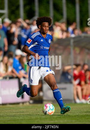 Sidi SANE (GE) Action, Fußball-Testspiel VfB Huels - FC Schalke 04 (GE) 0:14, am 29.. Juni 2022 in Marl/Deutschland. #Die DFL-Vorschriften verbieten die Verwendung von Fotos als Bildsequenzen und/oder quasi-Video # Â Stockfoto