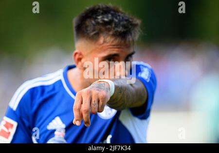 Feature, Tattoo von Rodrigo ZALAZAR (GE) auf der Hand, Fußball-Testspiel VfB Huels - FC Schalke 04 (GE) 0:14, am 29.. Juni 2022 in Marl/Deutschland. #Die DFL-Vorschriften verbieten die Verwendung von Fotos als Bildsequenzen und/oder quasi-Video # Â Stockfoto