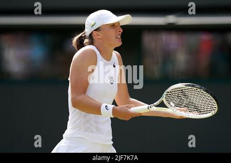 IGA Swiatek reagiert während ihres zweiten Spiels der Damen gegen Lesley Pattinama Kerkhove am vierten Tag der Wimbledon Championships 2022 beim All England Lawn Tennis and Croquet Club in Wimbledon. Bilddatum: Donnerstag, 30. Juni 2022. Stockfoto