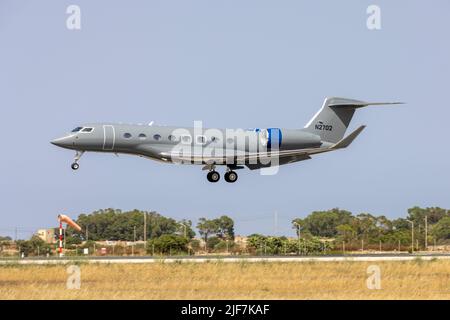 Eine ungewöhnlich farbige Gulfstream Aerospace G650ER (G-VI) (REG: N2702) Landebahn 31. Stockfoto