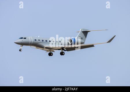 Eine ungewöhnlich farbige Gulfstream Aerospace G650ER (G-VI) (REG: N2702) Landebahn 31. Stockfoto