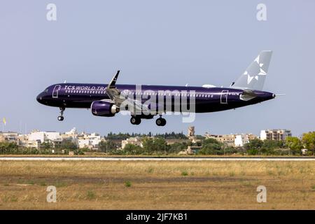 TCS World Travel (Titan Airways) Airbus A321-253NX (REG: G-XATW) frisch lackiert in neuer Farbgebung. Stockfoto