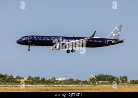 TCS World Travel (Titan Airways) Airbus A321-253NX (REG: G-XATW) frisch lackiert in neuer Farbgebung. Stockfoto