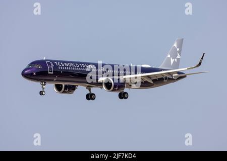 TCS World Travel (Titan Airways) Airbus A321-253NX (REG: G-XATW) frisch lackiert in neuer Farbgebung. Stockfoto