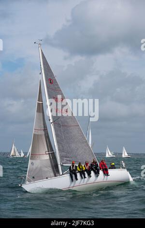 Die Crew dieser Hunter Impala Yacht scheint ihren Tag beim Round the Island Race im Solent des Isle of Wight Sailing Club zu genießen Stockfoto