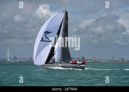 GBR5R Segelyacht Gelert mit aufgepumptem Spinnakersegel passiert den Spinnakerturm in Portsmouth, während sie den Solent hochfährt, um einen Platz von 4. zu nehmen Stockfoto