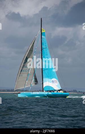 GBR88 eine smarte blaue 60'-Rennyacht startet im Isle of Wight Sailing Club Round the Island Race Stockfoto