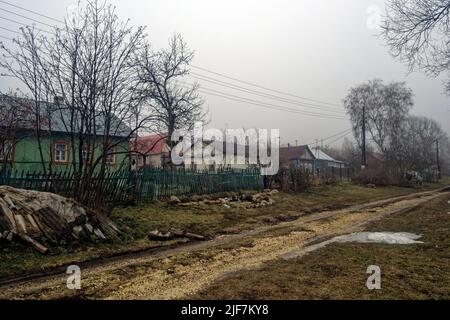 Altes Holzhaus im Garten Stockfoto