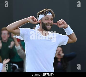 London Wimbledon Championships Day 4 30/06/2022 Liam Broady (GBR) gewinnt die zweite Runde. Roger Parker International Sports Fotos Ltd Stockfoto