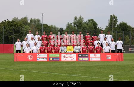 firo : 06/30/2022, Fußball, 2. Bundesliga, Saison 2022/2023, Fotosession, Porträtsitzung, Fortuna Düsseldorf Team, Team, Teamfoto, Teamfoto Düsseldorf, Zurück, von links nach rechts: Supervisor Oliver Paashaus, Supervisor Nils Kriszio, Benjamin Bockle, Rouwen Hennings, Khaled Narey, Marcel Sobottka, Tim Oberdorf, Kristoffer Peterson, Ao Tanaka, Nana Ampomah, athletics Coach Andreas Gross, Athletics Coach Engin Cicem withte, von links nach rechts: Sportdirektor Christian Weber, Leiter des lizenzierten Fußballs Sascha Rosler, Teamarzt Dr. Ulf Blecker, Chefphysiotherapeut Carsten Fiedler, Dawid Stockfoto