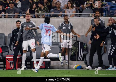 Der FC Dallas-Stürmer Jesús Ferreira (10) feiert am Mittwoch, den 29. Juni 2022, bei einem MLS-Spiel gegen den LAFC ein Tor mit seinen Teamkollegen in der Banc of C Stockfoto