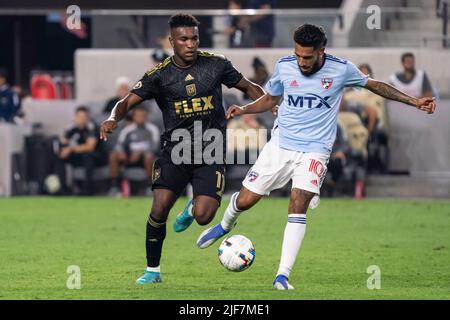 Der LAFC-Mittelfeldspieler José Cifuentes (11) und der FC Dallas Stürmer Jesús Ferreira (10) kämpfen während eines MLS-Spiels am Mittwoch, den 29. Juni 2022, um den Besitz Stockfoto