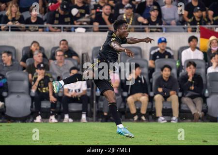 LAFC-Stürmer Kwadwo Opoku (22) erzielt am Mittwoch, den 29. Juni 2022, im Banc of California Stadium ein Tor bei einem MLS-Spiel gegen den FC Dallas Stockfoto