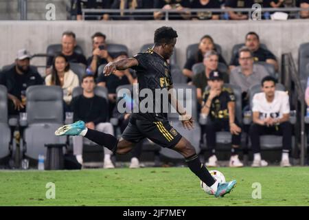 LAFC-Stürmer Kwadwo Opoku (22) erzielt am Mittwoch, den 29. Juni 2022, im Banc of California Stadium ein Tor bei einem MLS-Spiel gegen den FC Dallas Stockfoto