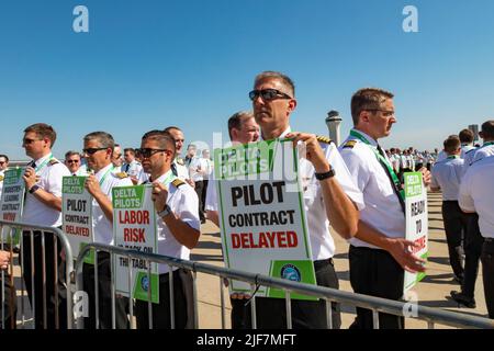 Detroit, Michigan, USA. 30.. Juni 2022. Delta Air Lines pilotiert auf dem Detroit Metro Airport (DTW) und protestiert gegen die fehlenden Fortschritte bei den Vertragsverhandlungen. Sie wollen Änderungen bei der Flugplanung und sagen, dass sie überarbeitet werden, weil die Fluggesellschaft mehr Flüge plant, als mit ihrer aktuellen Anzahl an Piloten bewältigt werden kann. Kredit: Jim West/Alamy Live Nachrichten Stockfoto