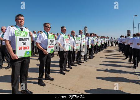 Detroit, Michigan, USA. 30.. Juni 2022. Delta Air Lines pilotiert auf dem Detroit Metro Airport (DTW) und protestiert gegen die fehlenden Fortschritte bei den Vertragsverhandlungen. Sie wollen Änderungen bei der Flugplanung und sagen, dass sie überarbeitet werden, weil die Fluggesellschaft mehr Flüge plant, als mit ihrer aktuellen Anzahl an Piloten bewältigt werden kann. Kredit: Jim West/Alamy Live Nachrichten Stockfoto