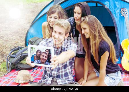 Eine Gruppe von Teenagern nimmt ein Selfie vor dem Tend Stockfoto