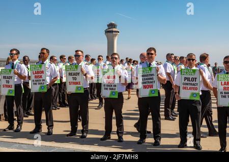 Detroit, Michigan, USA. 30.. Juni 2022. Delta Air Lines pilotiert auf dem Detroit Metro Airport (DTW) und protestiert gegen die fehlenden Fortschritte bei den Vertragsverhandlungen. Sie wollen Änderungen bei der Flugplanung und sagen, dass sie überarbeitet werden, weil die Fluggesellschaft mehr Flüge plant, als mit ihrer aktuellen Anzahl an Piloten bewältigt werden kann. Kredit: Jim West/Alamy Live Nachrichten Stockfoto