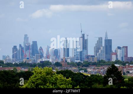 Ein allgemeiner Blick auf die Londoner Skyline am vierten Tag der Wimbledon Championships 2022 im All England Lawn Tennis und Croquet Club, Wimbledon. Bilddatum: Donnerstag, 30. Juni 2022. Stockfoto