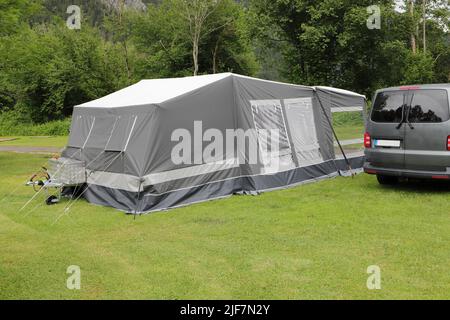 Ein alter Klappwagen auf einem Campingplatz Stockfoto