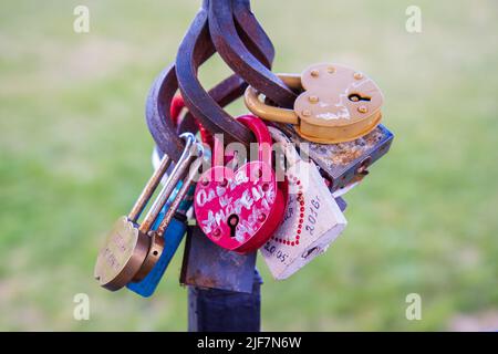 Zeichen der Liebe und Loyalität. Geschlossene Schlösser in Form von Herzen Stockfoto