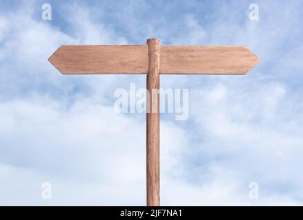 Blank Wegweiser mit zwei Planken auf entgegengesetzter Weise und Himmel Hintergrund. Modell, Vorlage Stockfoto