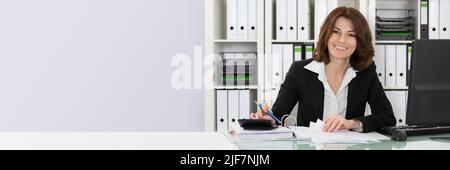 Portrait Of Happy Buchhalter Frau Berechnung Rechnung Stockfoto