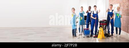Portrait von Happy Diverse Hausmeister im Büro mit der Reinigung der Ausrüstung zeigen Daumen Anmelden Stockfoto