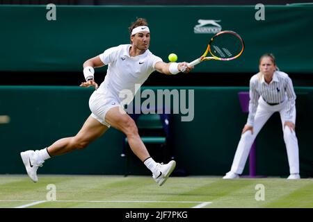 London, Großbritannien. 30.. Juni 2022. Tennis: Grand Slam/WTA Tour/ATP Tour - Wimbledon, Herren-Singles, 2. Runden. Berankis (Litauen) - Nadal (Spanien). Rafael Nadal ist in Aktion. Quelle: Frank Molter/dpa/Alamy Live News Stockfoto