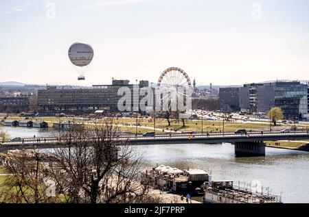 Europa, Krakau, Polen, Weichsel River Hotel Forum Boulevard Flussufer Panorama, Stadtbild. Ballon, Riesenrad, weite Stadtansicht, einfache Stadtansicht Stockfoto