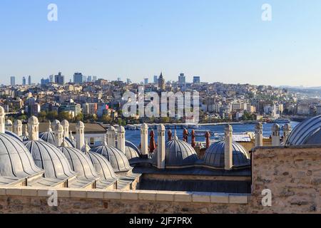 ISTANBUL, TÜRKEI - 14. SEPTEMBER 2017: Es ist eine Luftaufnahme des historischen Viertels Galata vom gegenüberliegenden Ufer des Goldenen Horns. Stockfoto