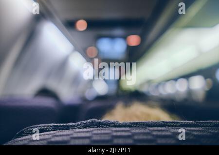 Bild des Flugzeugscreengeräts für Unterhaltung für den Passagier zuschneiden. Fliegen mit dem Flugzeug. Reisekonzept. Stockfoto