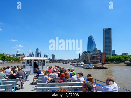 Die Skyline der Stadt vom Deck einer City Cruises Bootsfahrt mit dem South Bank Tower und einem Blackfriars auf der rechten Seite, River Thames, London, UK Stockfoto