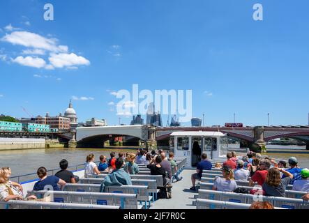 Die Skyline der Stadt vom Deck einer City Cruises Bootsfahrt mit der Blackfriars Bridge im Vordergrund und der St Paul's Cathedral auf der linken Seite, London, Großbritannien Stockfoto