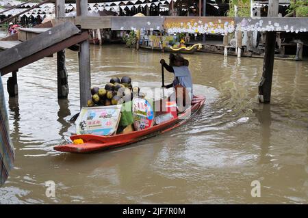 Verkäufer auf dem Boot transportiert Waren auf dem Floating Market. Stockfoto