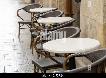 Leere Bar im Freien, Restaurant, Café, elegante Gaststätte Bereich außen einfache Details, Stühle und Tische draußen auf der Straße, freie Sitze, Stockfoto