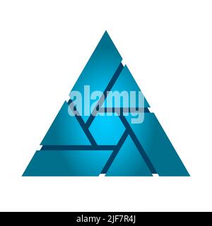 Blaues, abstraktes Dreieck-Logo mit Farbverlauf. Dreieck aus geometrischen Formen (Sechseck, Rechteck, Polygon). Technologiekonzept. Aus Teilen zusammengebaute Union Stock Vektor