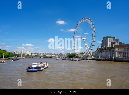 Die Bootsfahrt mit dem London Eye und City Cruises von der Westminster Bridge, der Themse, London, England, Großbritannien aus Stockfoto