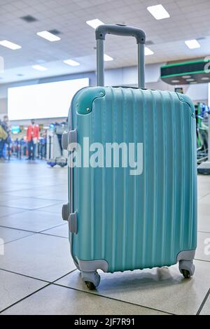 Koffer oder Gepäck mit Gepäckwagen am Flughafen im internationalen Flughafen, konzentrieren Sie sich auf Koffer. Urlaubskonzept Stockfoto