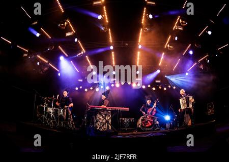 Roskilde, Dänemark. 30.. Juni 2022. Das ukrainische Folkquartett DakhaBrakha spielt ein Live-Konzert während des dänischen Musikfestivals Roskilde Festival 2022 in Roskilde. (Foto: Gonzales Photo/Alamy Live News Stockfoto