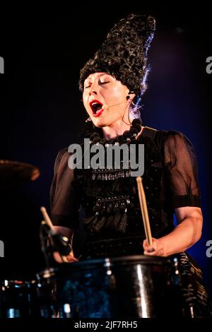 Roskilde, Dänemark. 30.. Juni 2022. Das ukrainische Folkquartett DakhaBrakha spielt ein Live-Konzert während des dänischen Musikfestivals Roskilde Festival 2022 in Roskilde. (Foto: Gonzales Photo/Alamy Live News Stockfoto