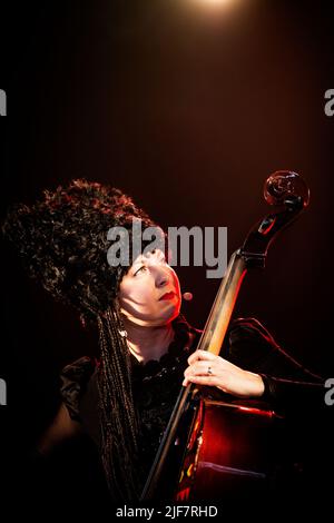 Roskilde, Dänemark. 30.. Juni 2022. Das ukrainische Folkquartett DakhaBrakha spielt ein Live-Konzert während des dänischen Musikfestivals Roskilde Festival 2022 in Roskilde. (Foto: Gonzales Photo/Alamy Live News Stockfoto