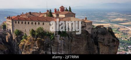 Meteora Griechenland. St. Stephen Agios Stefanos Kloster Gebäude auf Felsen, verwischen Kalambaka Tal Hintergrund. Europa Religion Reiseziel Stockfoto