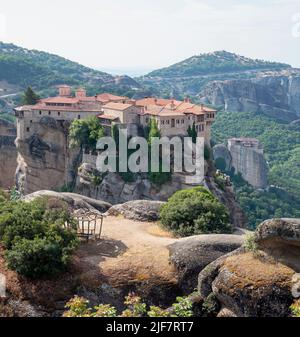 Meteora Griechenland. Kloster Varlaam und Gebäude auf Felsen, Nahaufnahme. Auch Blick auf das Kloster Rouanos. Europa Religion Reisen destinati Stockfoto