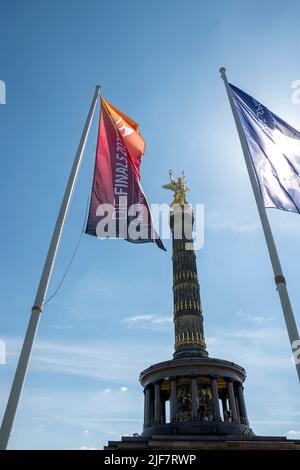 Berlin, Deutschland, Juni 2022: Blick auf die Siegessäule oder die Berliner Siegessäule im Tiergarten, Berlin. Stockfoto