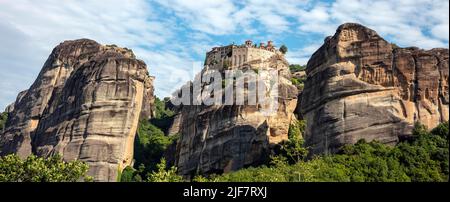 Meteora Griechenland. Varlaam Heilige Klostergebäude auf Felsen, blauer wolkiger Himmel. Europa Religion Reiseziel Stockfoto