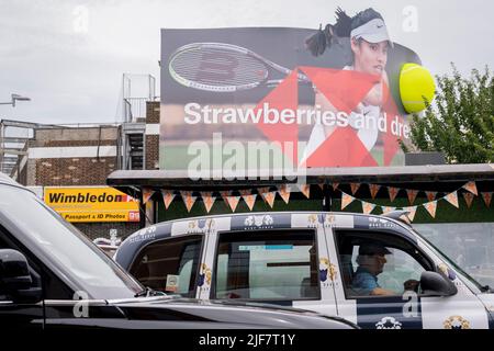 Die britische Tennisspielerin Emma Raducanu, die von HSBC gesponsert wird, erscheint in der ersten Wettkampfwoche der Wimbledon Lawn Tennis Association Championships am 30.. Juni 2022 in London, England, auf einer riesigen Plakatwand im Stadtzentrum von Wimbledon. Raducanu, dessen Eltern beide in der Finanzbranche tätig sind, hat bereits Sponsorenverträge mit Porsche, Tiffany and Co, British Airways, Evian, Dior und Vodafone. HSBC ist auch ein wichtiger Wimbledon-Sponsor, aber eine britische Parlamentsgruppe hat Wimbledon aufgefordert, die Marke über die Unterstützung der Bank für das umstrittene nationale Sicherheitsgesetz in Hongkong fallen zu lassen Stockfoto