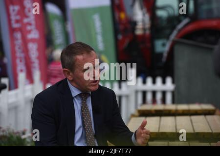 George Eustice besucht Devon County Show - an dem Tag, an dem er eine weitere Finanzierung für nachhaltige Landwirtschaft ankündigt. https://www.gov.uk/government/news/more-funding-for-sustainable-farm-based-proteins-as-george-eustice-visits-innovative-farm Stockfoto