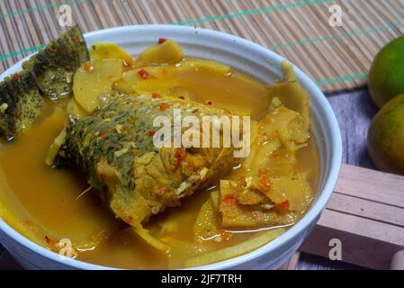 Southern Thai Gaeng Som – Sour White Snapper Fischsuppe mit Bambussprossen, würzigem Geschmack. Stockfoto