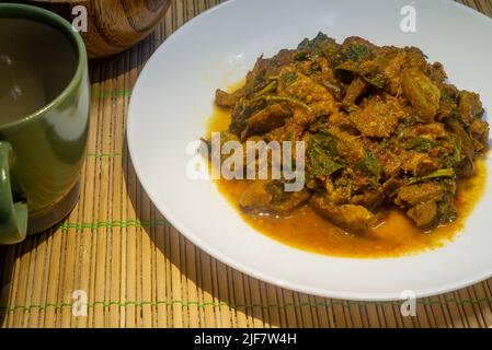 Würzig gebratenes Wildschwein in einem weißen Gericht. Thai-Essen Rührgebratene würzige Wildschweine würzigen Geschmack mit vielen Gewürzen und Kräutern. Stockfoto